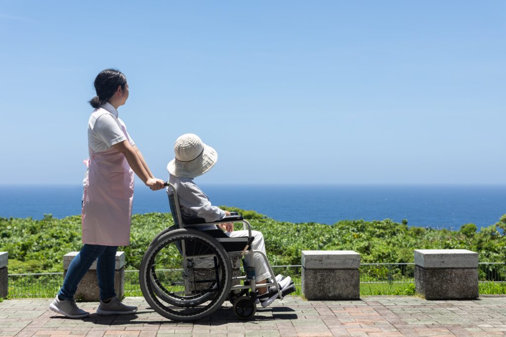 車いすに乗る人と介助者
