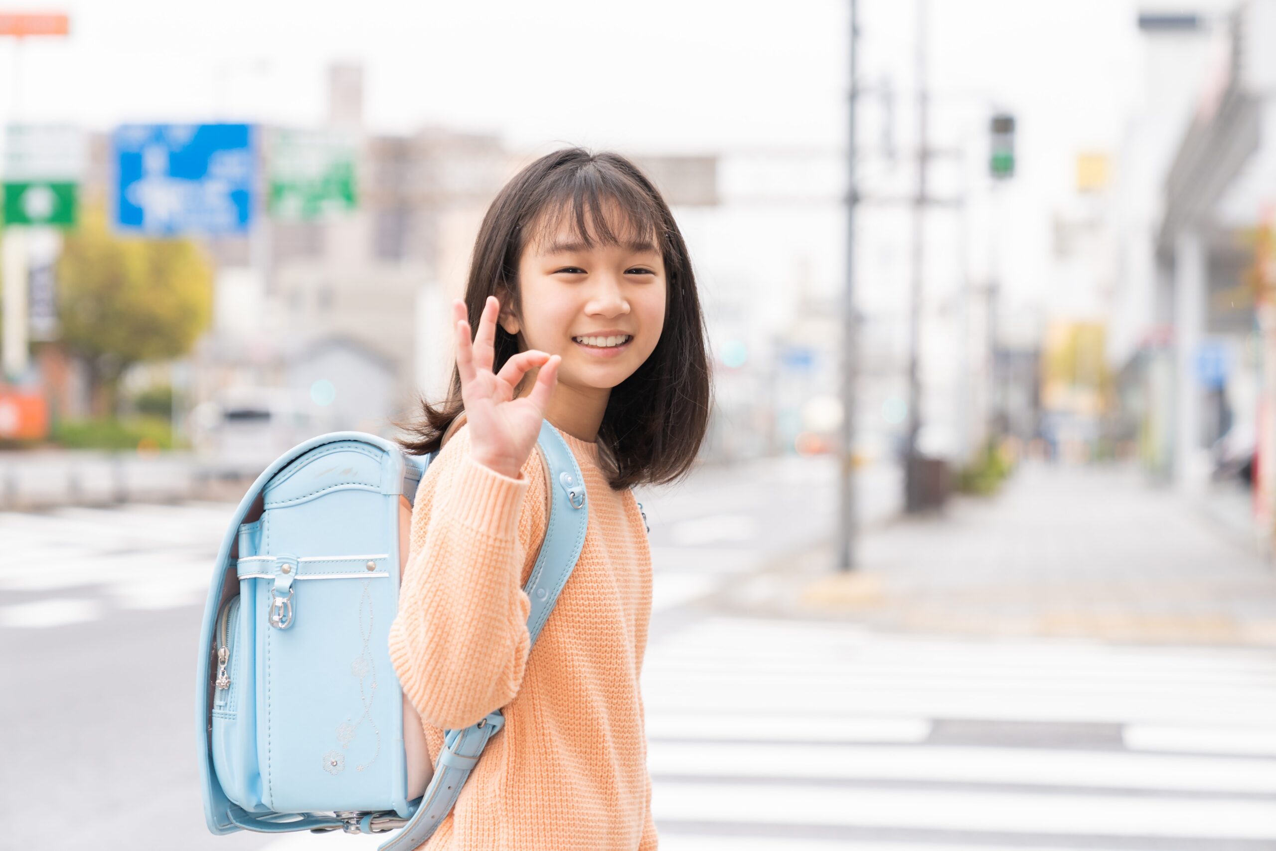 笑顔でふりかえる小学生の女の子