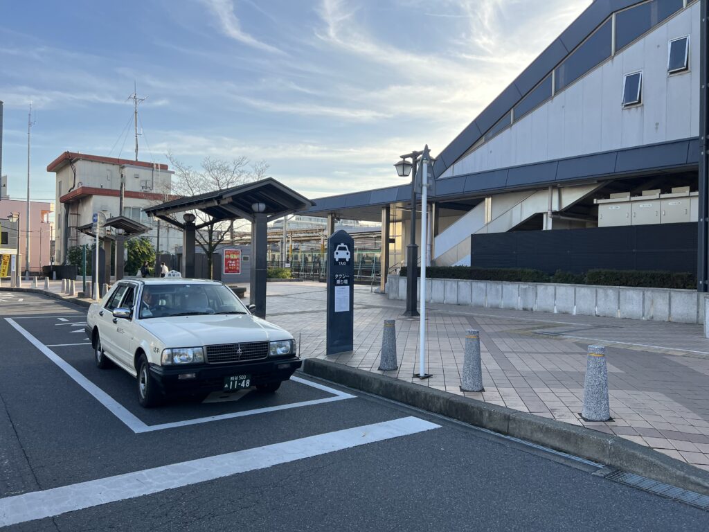 北本駅タクシープールとタクシー車両
