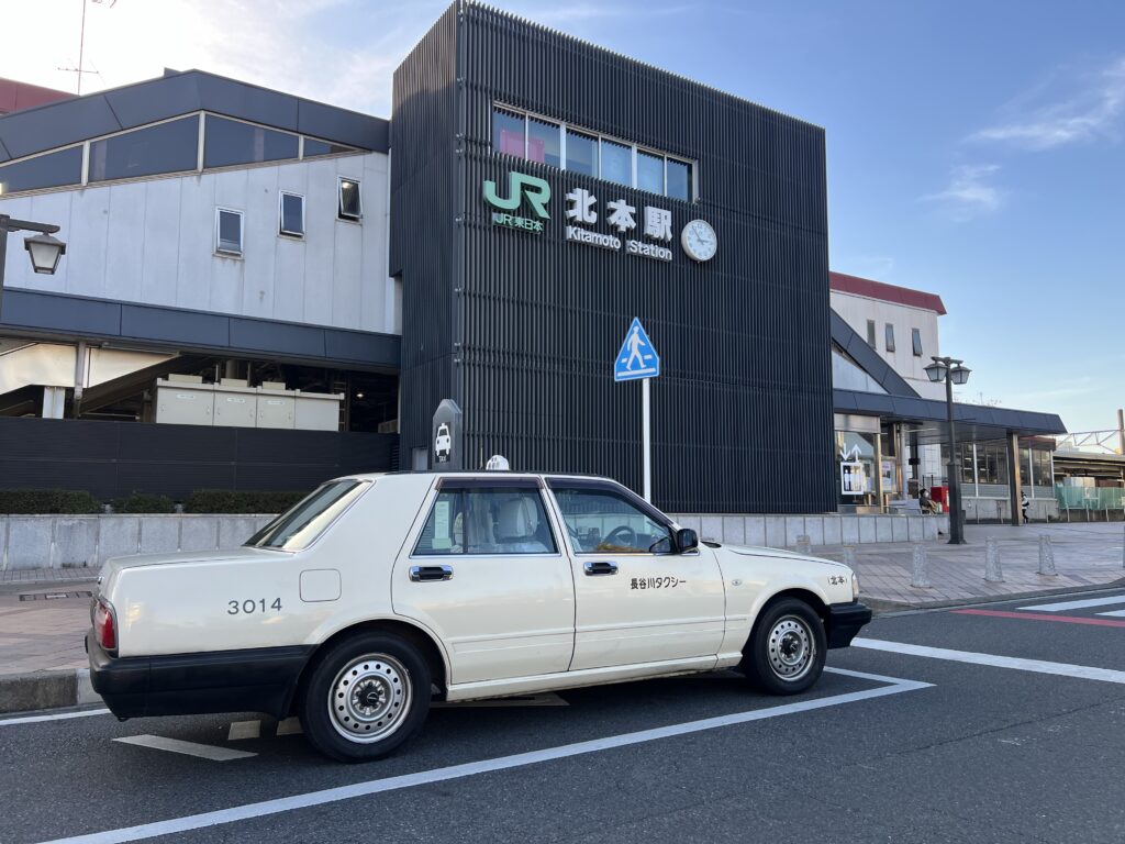 JR北本駅とタクシー車両